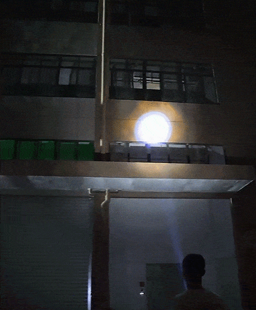 Super Strong Light Zoomable Flashlight